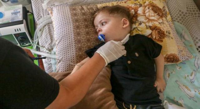 SMA-Tip1 hastası oğlu için yardım bekliyor.."Kilo almasın diye yemek yediremiyorum"