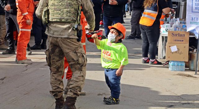 98 cm boyundaki Rıdvan Çelik, enkazda boyunun avantajıyla hayat kurtarıyor