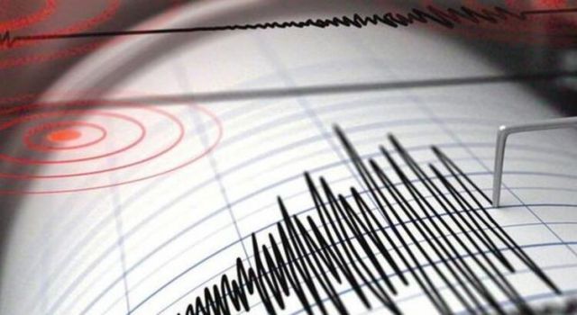 İzmir'de 4.8 şiddetinde deprem! Çevre iller tarafından hissedildi