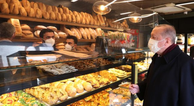 Cumhurbaşkanı Erdoğan İstanbul'da bir fırından alışveriş yaparken görüntülendi