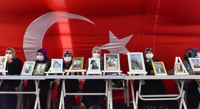 Diyarbakır anneleri oturma eyleminin 500'üncü gününde siyah çelenkle