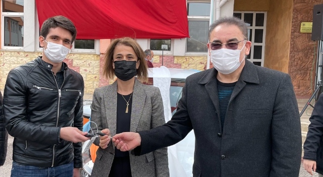 AK Parti'li Menekşe, Nevşehir tarihinde bir ilki başaran 2020 YKS Türkiye 1.si olan Hüseyin Kağan Özdemir'e birincilik hediyesini teslim ettik