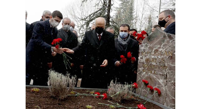 Bahçeli, yeni MYK ve MDK üyeleri ile Başbuğ Alparslan Türkeş'in mezarını ziyaret etti