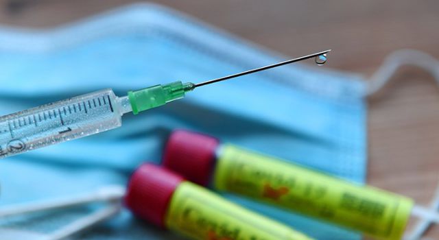 İran dördüncü yerli aşısı 'Fahra'yı hem tanıttı hem de ilk denemesini yaptı