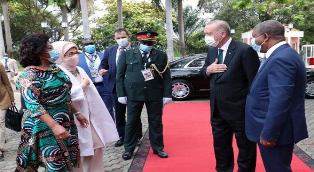 Cumhurbaşkanı Erdoğan, Angola'da resmi törenle karşılandı