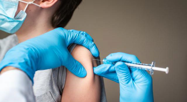 AB, seyahatlere 3. doz Kovid-19 aşısı olma şartı getiriyor
