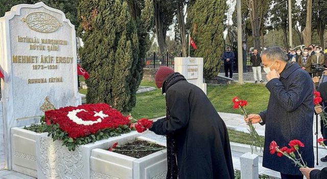 İstiklal Marşı'nın yazarı Mehmet Akif Ersoy kabri başında anıldı