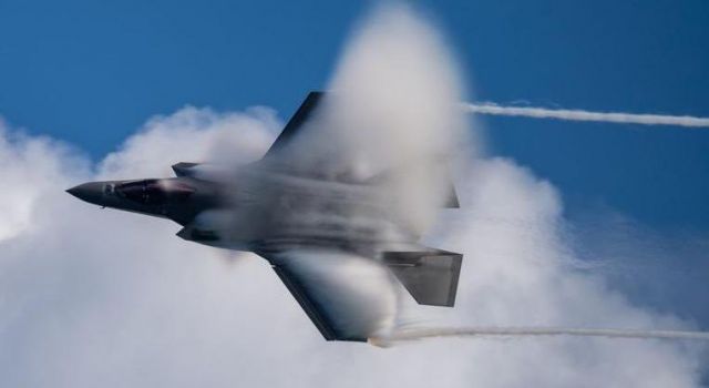 ABD'ye ait F-35C savaş uçağı düştü!