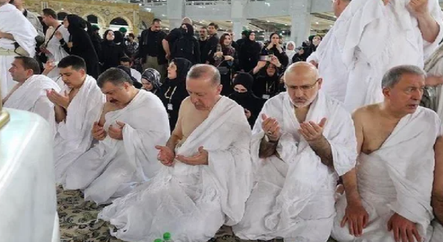 Cumhurbaşkanı Erdoğan umre yaptı bakanlar da beraberinde eşlik etti