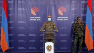 Ermenistan Savunma Bakanlığı Sözcüsü açıklama yaparken arkadaki umursamaz asker dikkat topladı