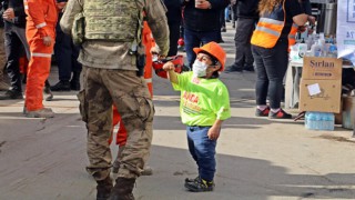 98 cm boyundaki Rıdvan Çelik, enkazda boyunun avantajıyla hayat kurtarıyor