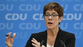 Almanya Savunma Bakanı Annegret Kramp Karrenbauer, "ABD'nin nükleer silahları olmadan Avrupa kendini koruyamaz"