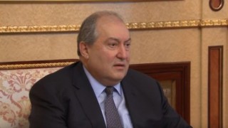 Ermenistan Cumhurbaşkanı, hükümetin istifa etmesi ve yeni seçimlere gidilmesini istedi