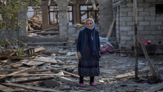 Gence'de halk herşeye rağmen yıkılan evlerini terk etmiyor