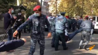 Paşinyan'a Ermenistan'da büyük öfke! İstifa etsin diye polisle çatıştılar