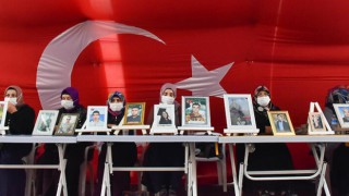 Diyarbakır anneleri oturma eyleminin 500'üncü gününde siyah çelenkle