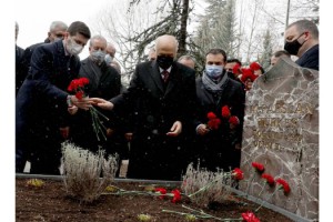 Bahçeli, yeni MYK ve MDK üyeleri ile Başbuğ Alparslan Türkeş'in mezarını ziyaret etti