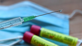 İran dördüncü yerli aşısı 'Fahra'yı hem tanıttı hem de ilk denemesini yaptı