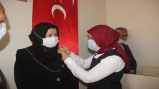 MHP Gülnar İlçe Başkanlığı'na üye olan 20 kişiye düzenlenen törenle rozetleri takıldı