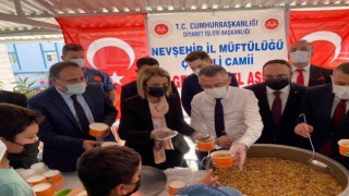 Cumhurbaşkanı Yardımcısı Oktay ile AK Parti'li Menekşe'den Aşure İkramı
