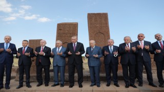 MHP Lideri Bahçeli ve Cumhurbaşkanı Erdoğan'dan Ahlat'taki Selçuklu Meydan Mezarlığı'na ziyaret