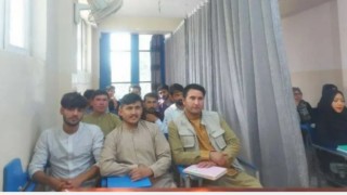 Afganistan'da şok görüntü! Erkek ve kız ayrı oturtuldu, araya perde çekildi!