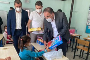 AK Parti'li Menekşe ve heyetinden öğrencilere anlamlı hediye