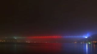 Fatih Sultan Mehmet Köprüsü, Azerbaycan bayrağı renkleriyle