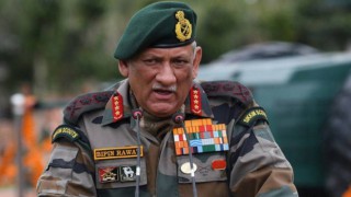 Son dakika: Hindistan Genelkurmay Başkanını taşıyan helikopter düştü