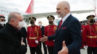Cumhurbaşkanı Erdoğan Arnavutluk'a ayak bastı