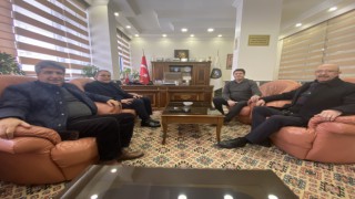 AK Parti'li Menekşe ve beraberindekilerden Nevşehir Esnaf ve Sanatkarlar Kredi ve Kefalet Koop. Başkanına ziyaret