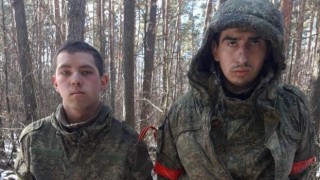 Ukrayna, iki Rus askerini esir aldı