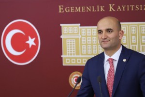 MHP'li Kılavuz'dan CHP'li Başarır'a: "Git, düştüğün ihanet çukurunda oyna! Bülbülün çektiği dili belasıdır bunu asla unutma!"