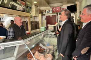 AK Parti'li Menekşe ve teşkilat mensupları Kasaplar çarşısı esnaflarını ziyarette bulundu