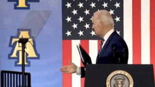 Biden boşlukla tokalaştı