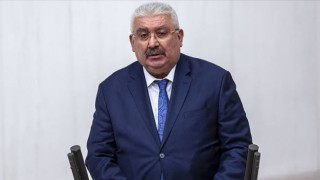 MHP’li Yalçın: “Makamından alınmaması için eteğine yapıştığı İP Müdiresine şirin görünmeye çabalıyor”