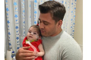 Milli Güreşçi Rıza Kayaalp, ödülünü SMA hastası bir bebeğe bağışladı