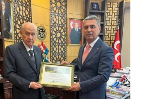 MHP lideri Bahçeli'ye anlamlı hediye