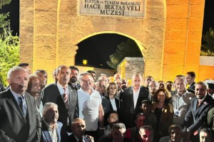 AK Parti'li Menekşe: "Bu Kapı, Sevgi, Barış, Kardeşlik ve Muhabbet Kapısıdır"