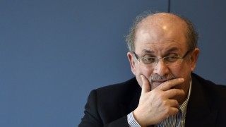 Ünlü yazar Salman Rüşdi'ye bıçaklı saldırı