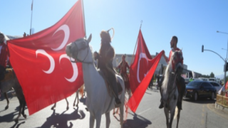 MHP lideri Bahçeli'yi Erzurum'da Türk ve MHP bayrağı bulunan atlı ciritçiler karşıladı