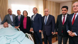 Bakan Çavuşoğlu, polisevi saldırısında yaralanan polisi evinde ziyaret etti