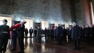 Anıtkabir'de devlet erkanı mozole önünde saygı duruşunda