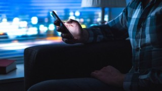 Cep telefonu ve bilgisayarın cilde zararı mı varmış? Şok olacaksınız!