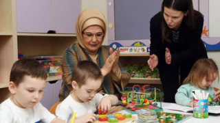 Emine Erdoğan, Ukrayna’dan Türkiye’ye getirilen yetim çocuklarla bir arada