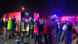 Diyarbakır'da yolcu otobüsü devrildi!