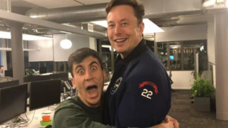 Elon Musk'a sarılmak için uzun zaman Twitter binasının önünde kamp kurdu!