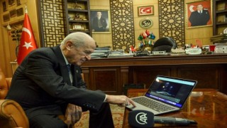 MHP lideri Bahçeli, AA'daki ‘Yılın Fotoğrafları’nı oyladı