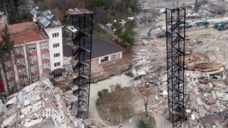 Hatay'da 2 deprem! Binalar yıkıldı, yangın merdiveni ayakta kaldı