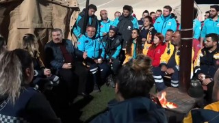 Bakan Koca, ilk sahurunu Hatay'da sağlık çalışanları ile yaptı